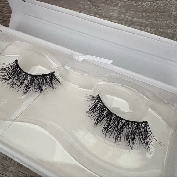 Lilly Lashes Black Wispy Lite Mink Lashes - Luxe - Picture 10 of 11